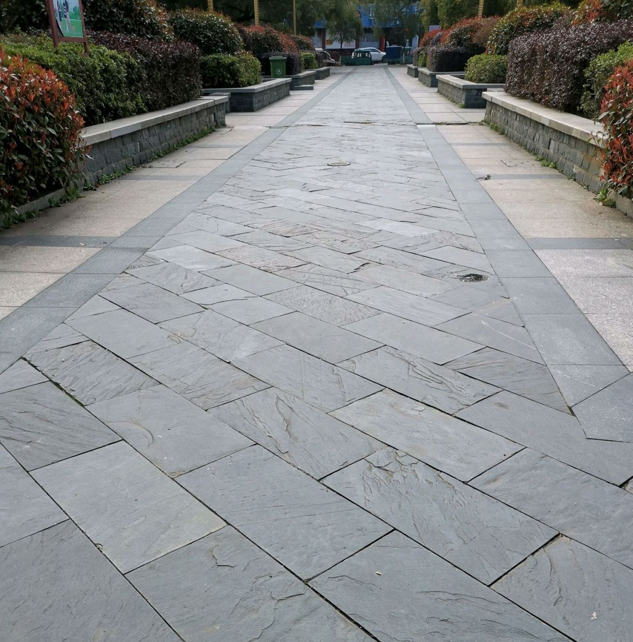 天然青石板地面铺贴与瓷砖你会如何选择