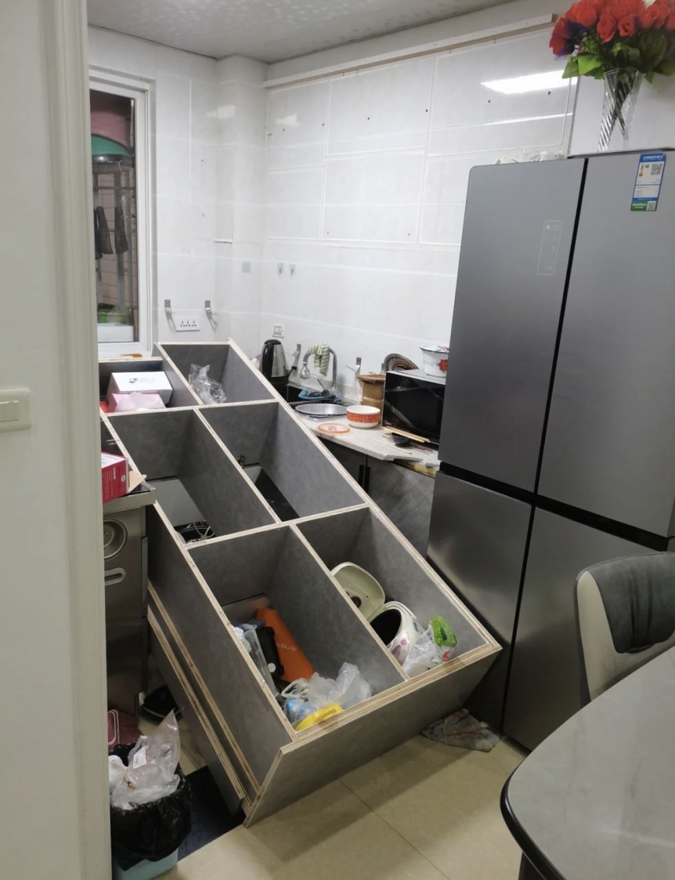 大清早的,橱柜掉下来了～ 奉劝各位,定制橱柜的时候千万不要贪图便宜