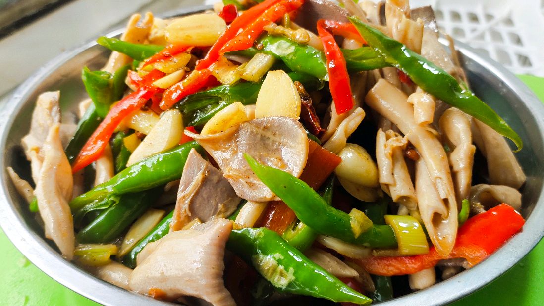 没人要的鸭食管,炒着吃特别香,香辣开胃,1顿多吃2碗饭