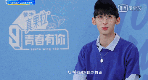 不得不以光头形象示人的梁森 这次也借助假发带来甜蜜的舞台