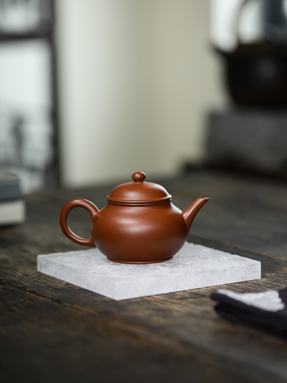 张想珍·秋水壶,以朱泥烧制,容量约120毫升.