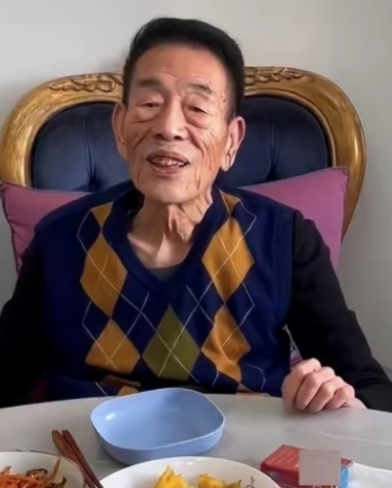 91歲相聲大師楊少華因病住院,躺在病床上面色發黑,身體狀態不佳