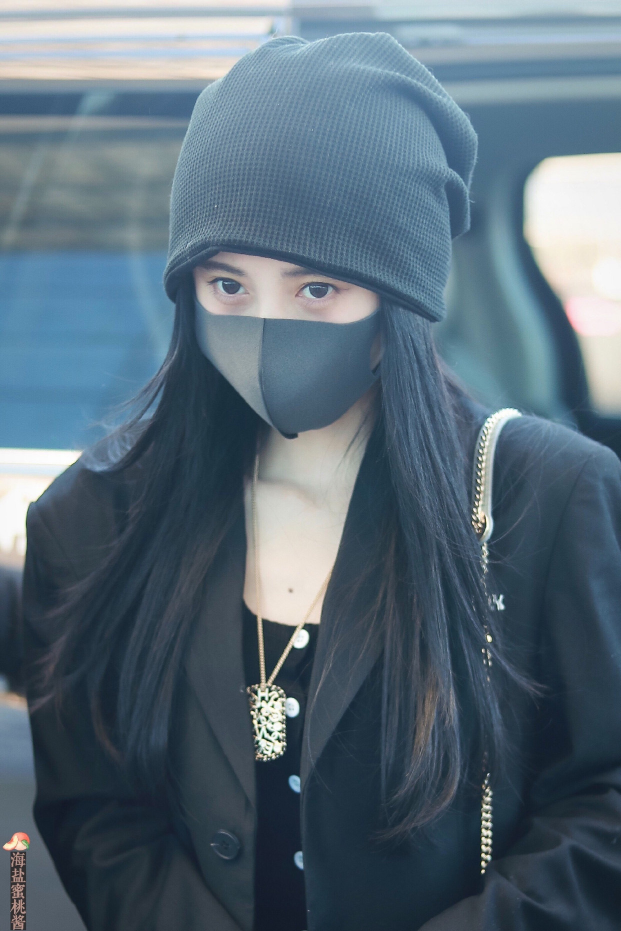 鞠婧祎机场街拍分享,戴着口罩露出漂亮大眼睛,楚楚动人