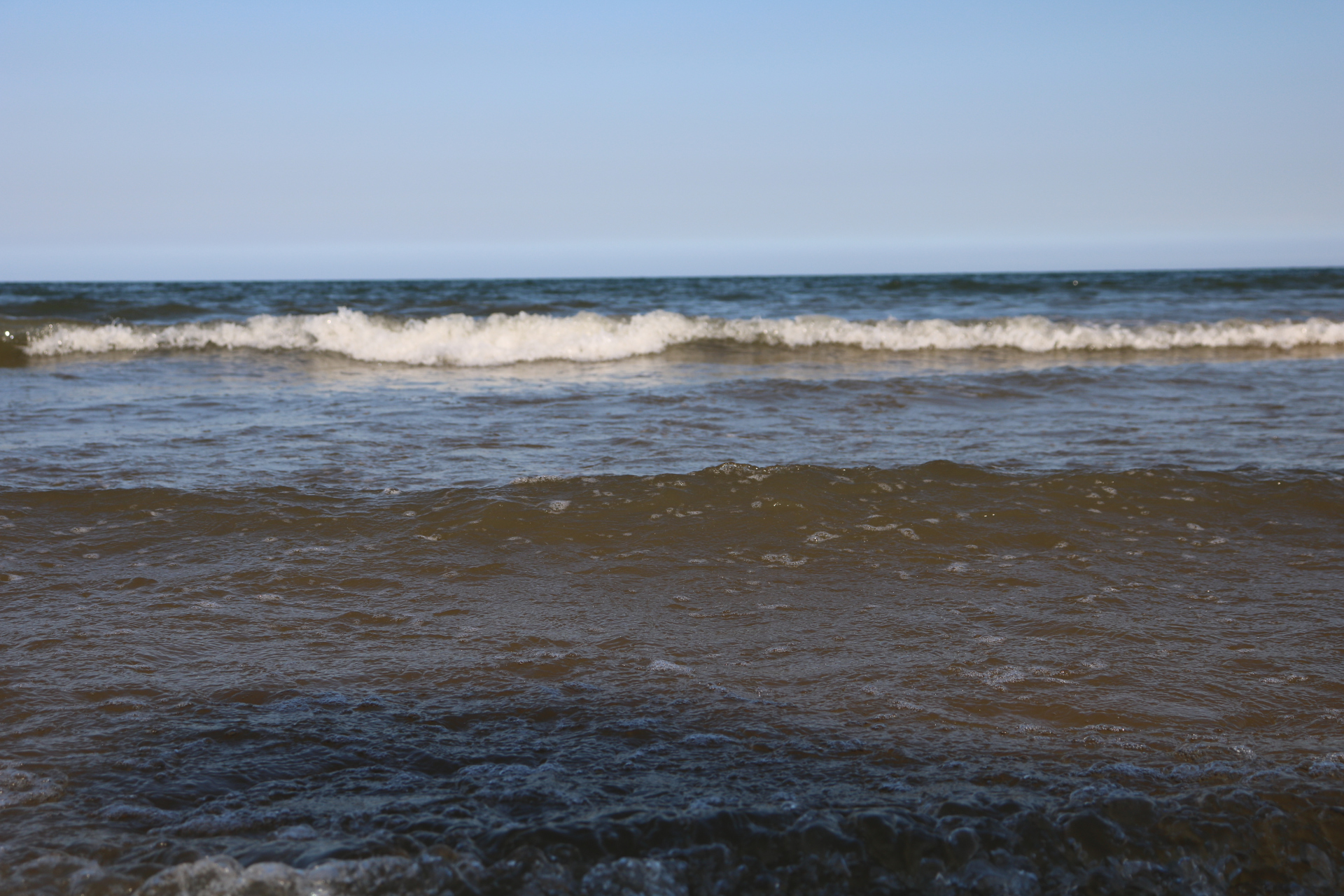 在这喧嚣的尘世间,寻找一个避风的港湾,躲避那些烦恼和纷争.