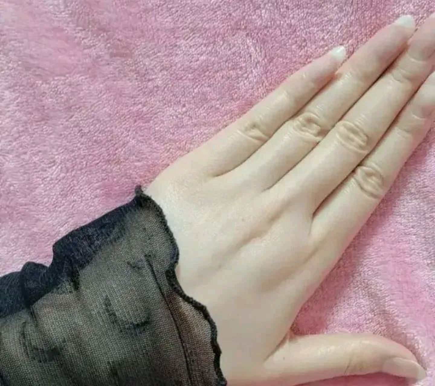 网友:这位女孩的手好漂亮,应该去做一个手模,要不这么漂亮的手做其他