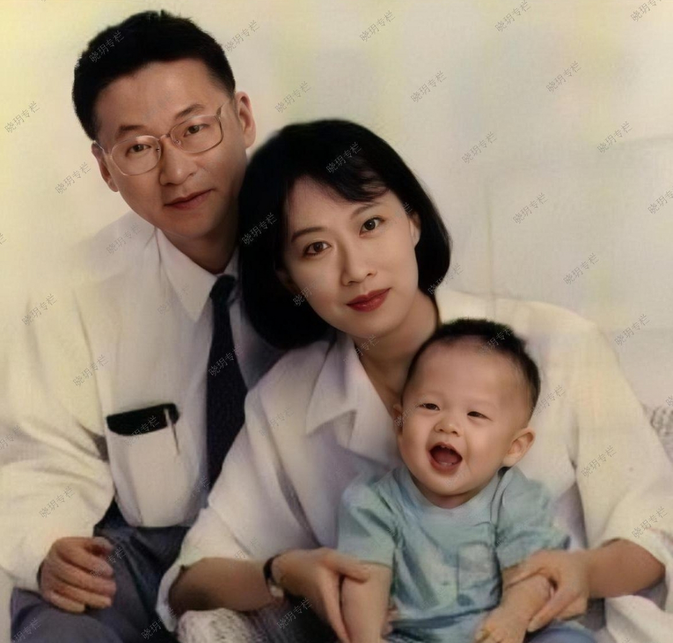 照片中的王小屯气质出众,青春靓丽,身材高挑,正值青春年华