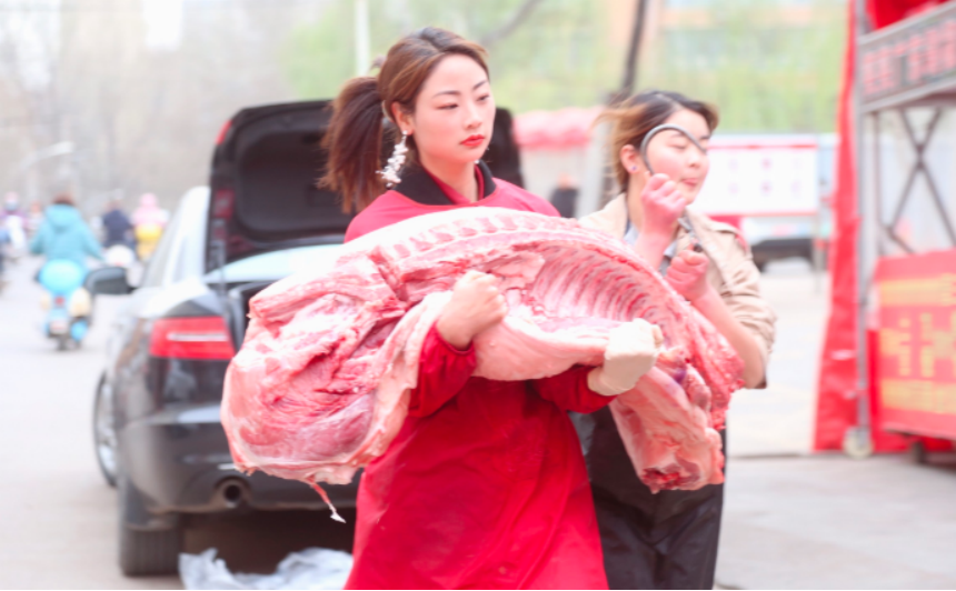 河南一女子卖肉成网红,被称"猪肉西施",身材气质堪比模特