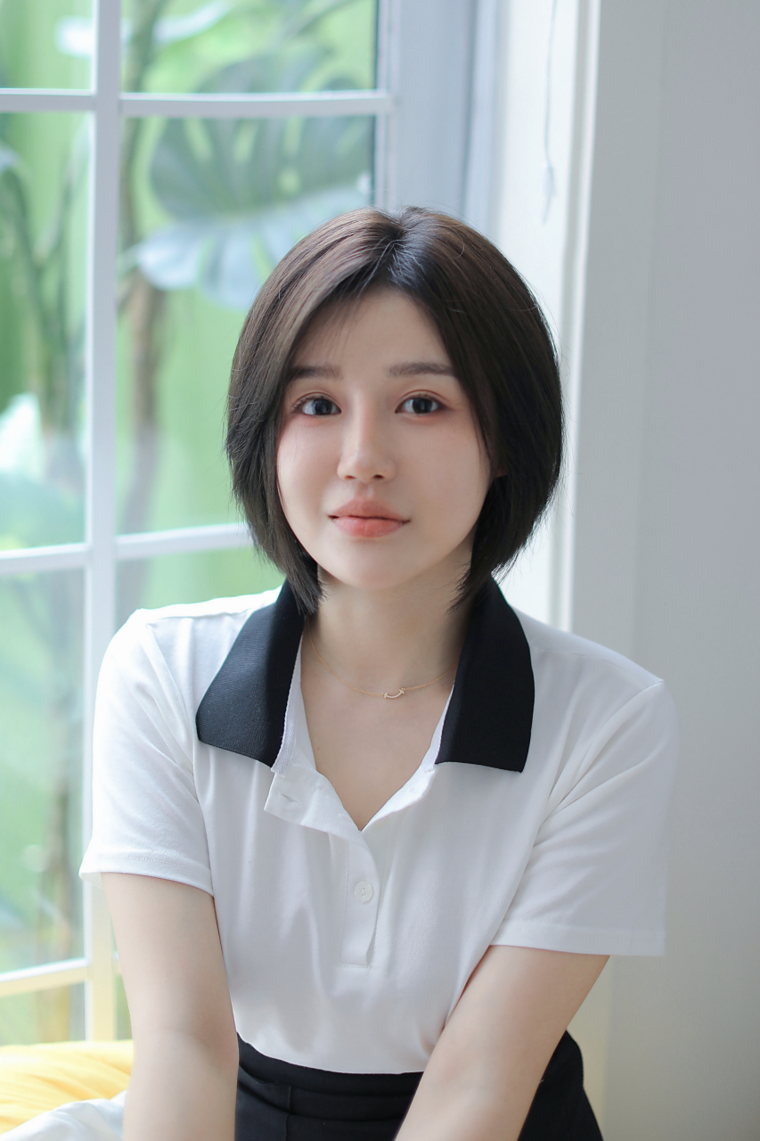 气质有点忧郁的圆脸美女