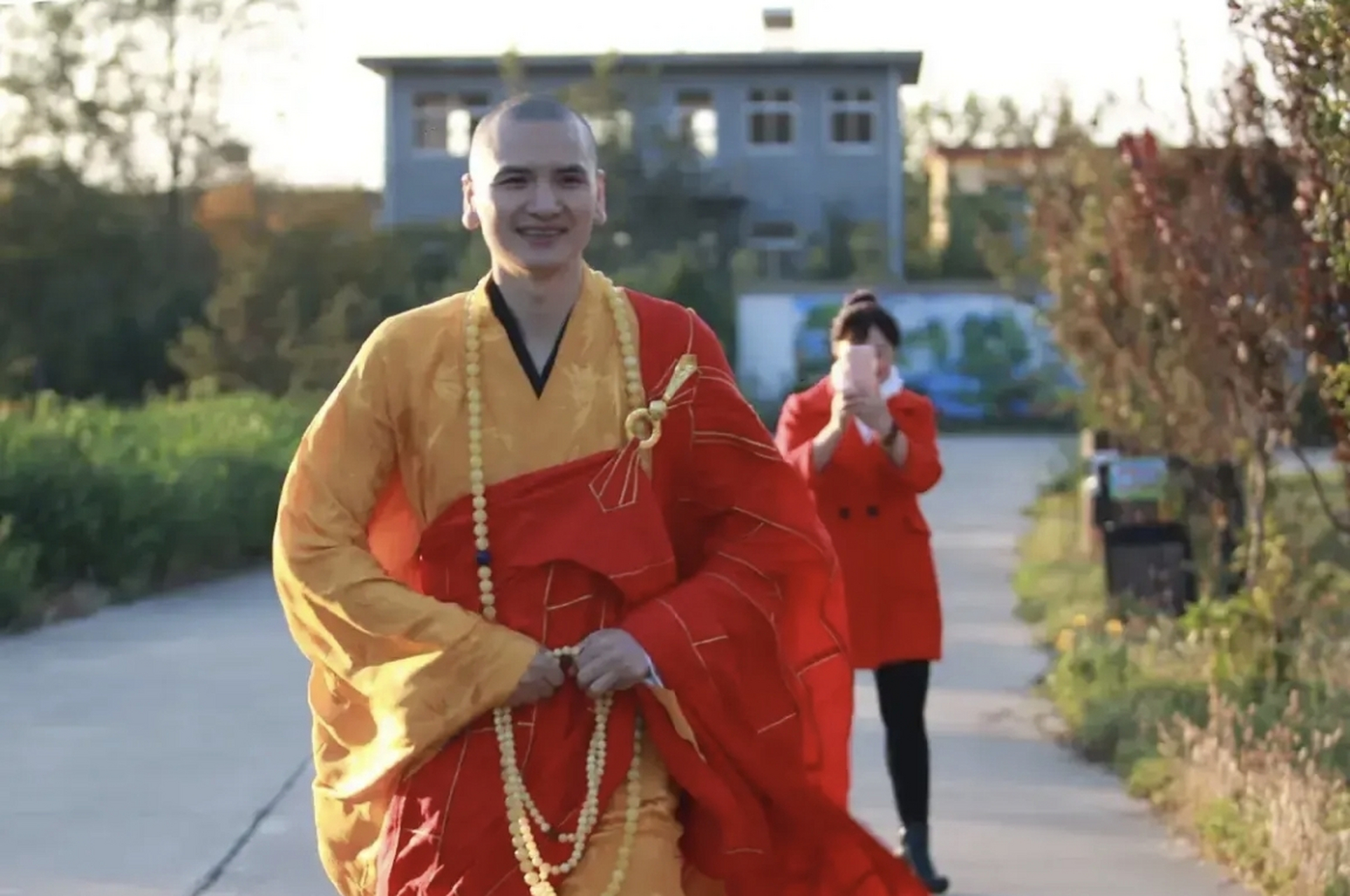 中国最帅出家人释明心,身高1米8多,长相俊朗,颇有佛相.