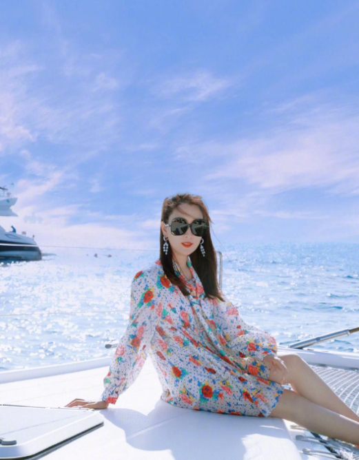 40岁的马苏游船太悠闲了!低领吊带显身材,紫发少女感强