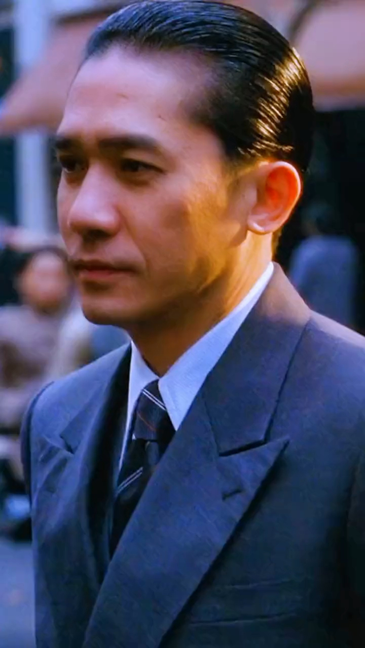 穿西装打领带的梁朝伟简直帅呆了