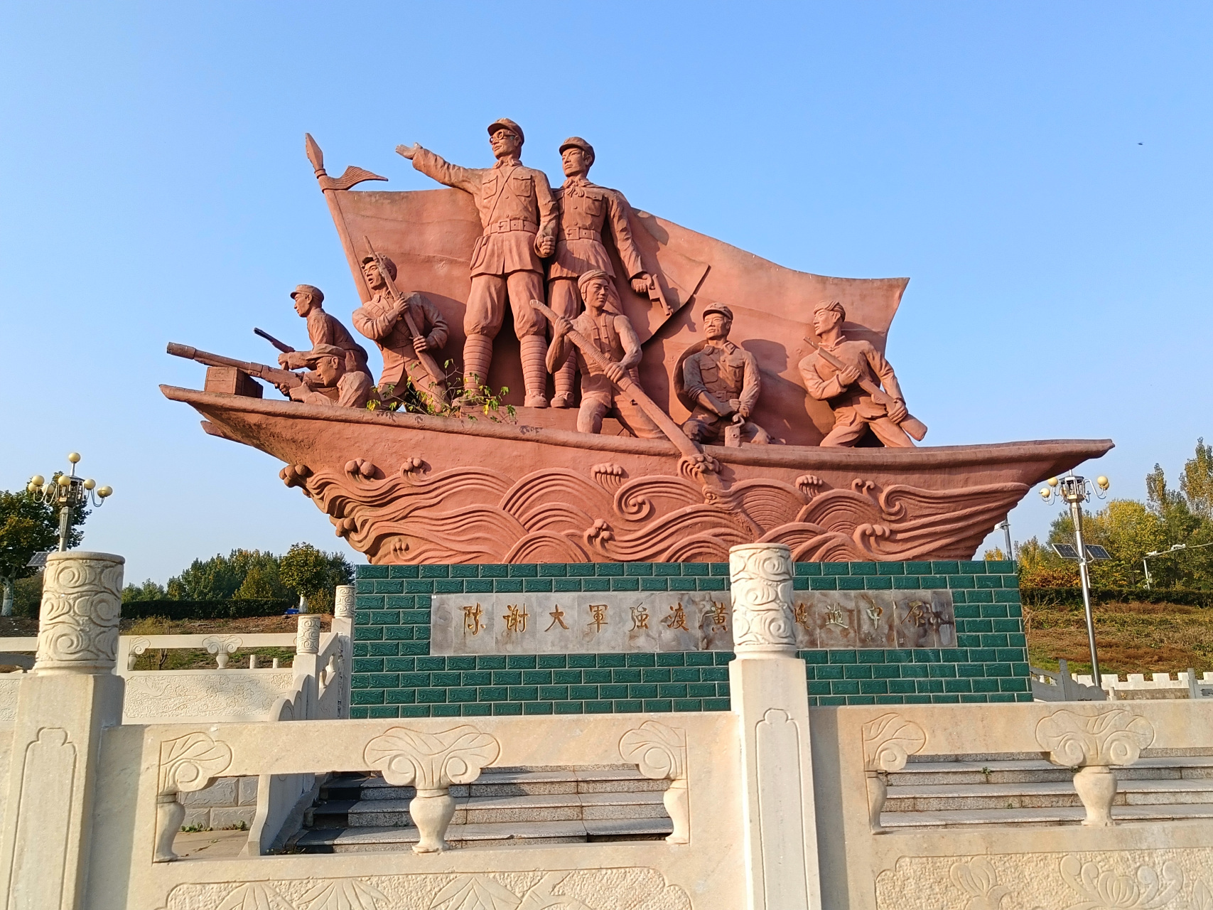 公园建在高速路口旁的村落口,有水有花草树木,但唯独缺少人气.