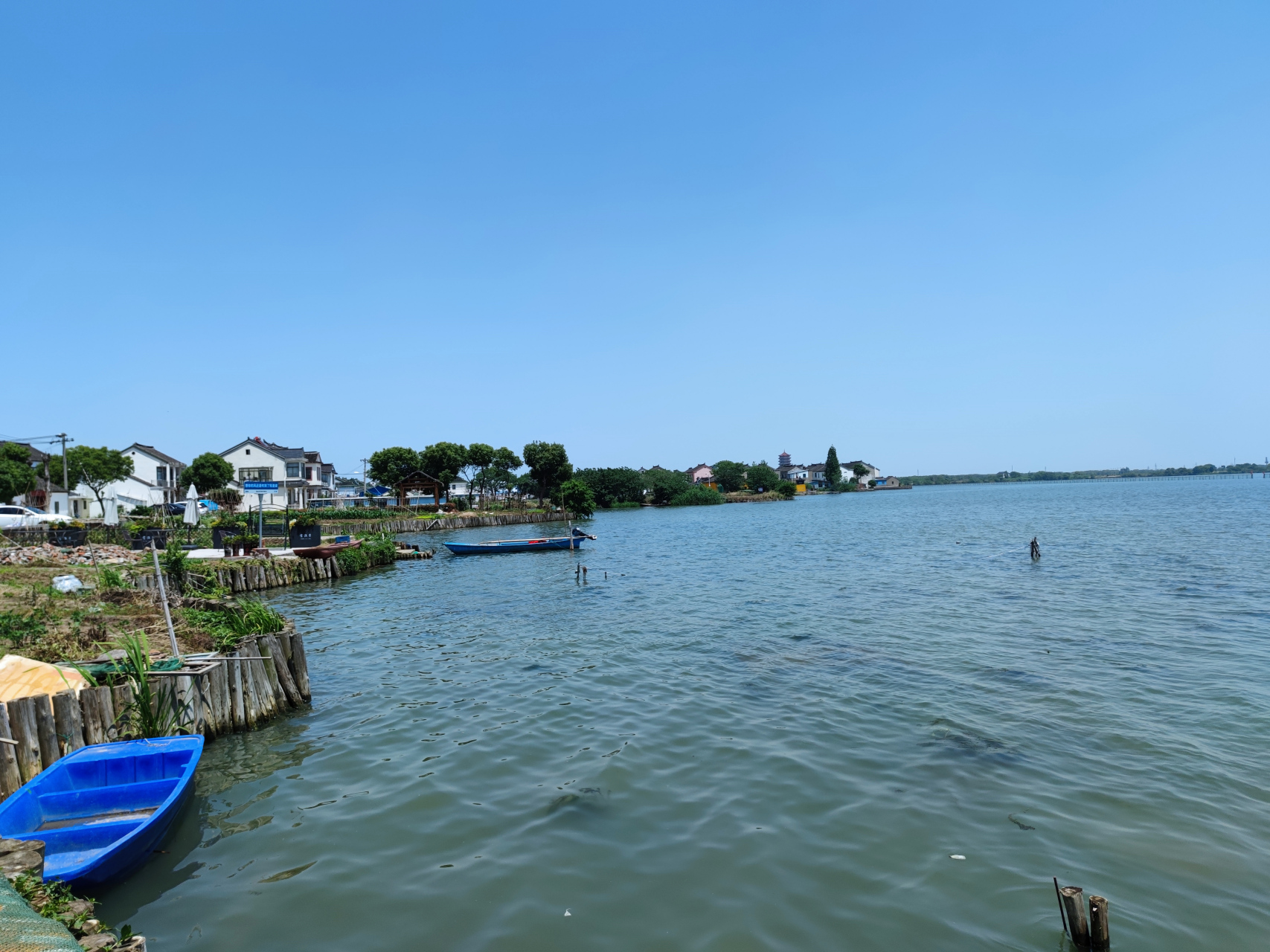 苏州阳澄湖景色清幽,水域广袤,万千景色,融合在烟波浩渺里.