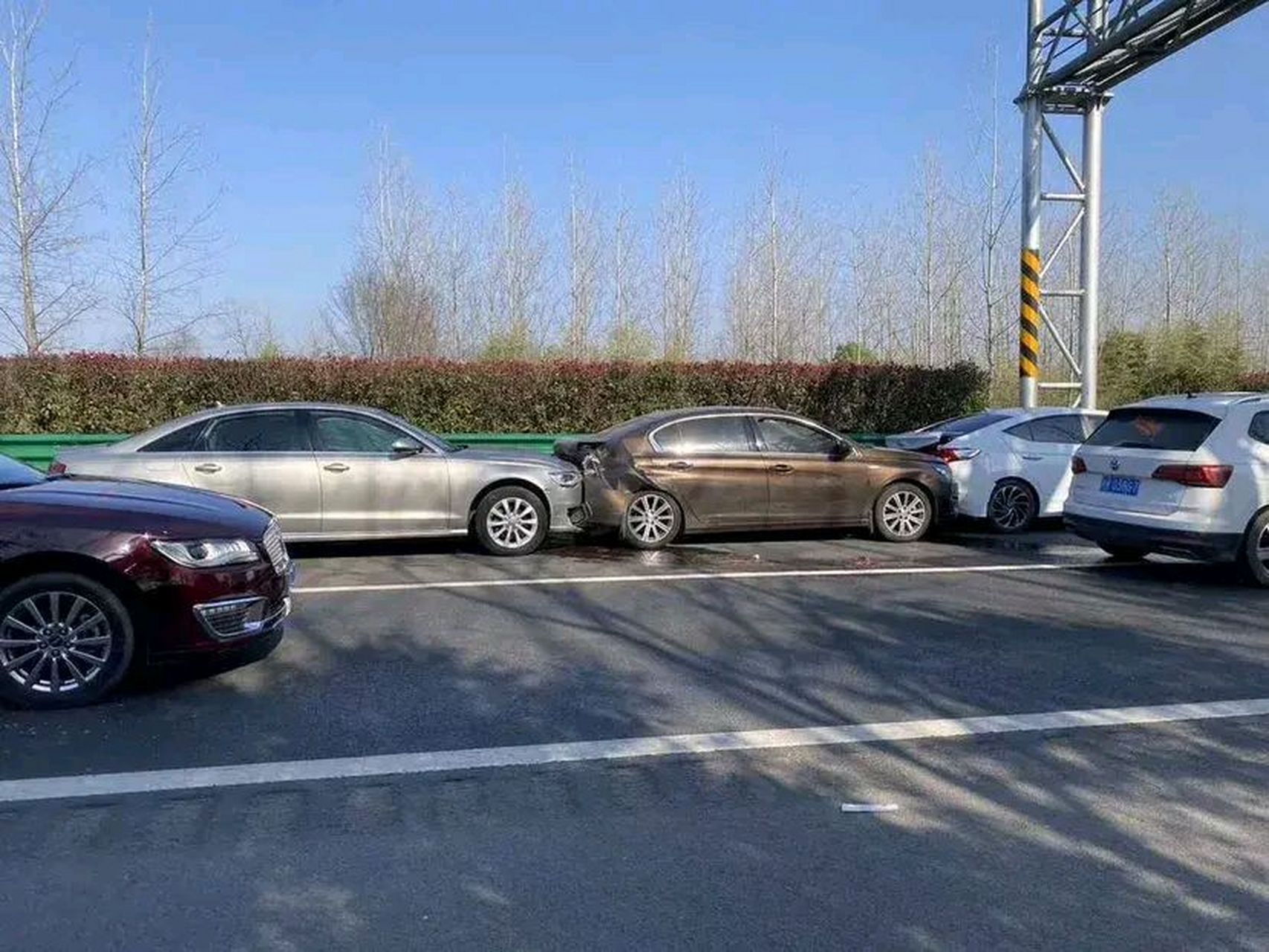 大家好,今天上高速被奥迪车追尾了!车速很快,.