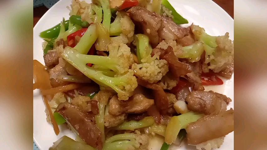 休息天在家忙家务做饭,冬瓜排骨汤、花菜肉片都好吃