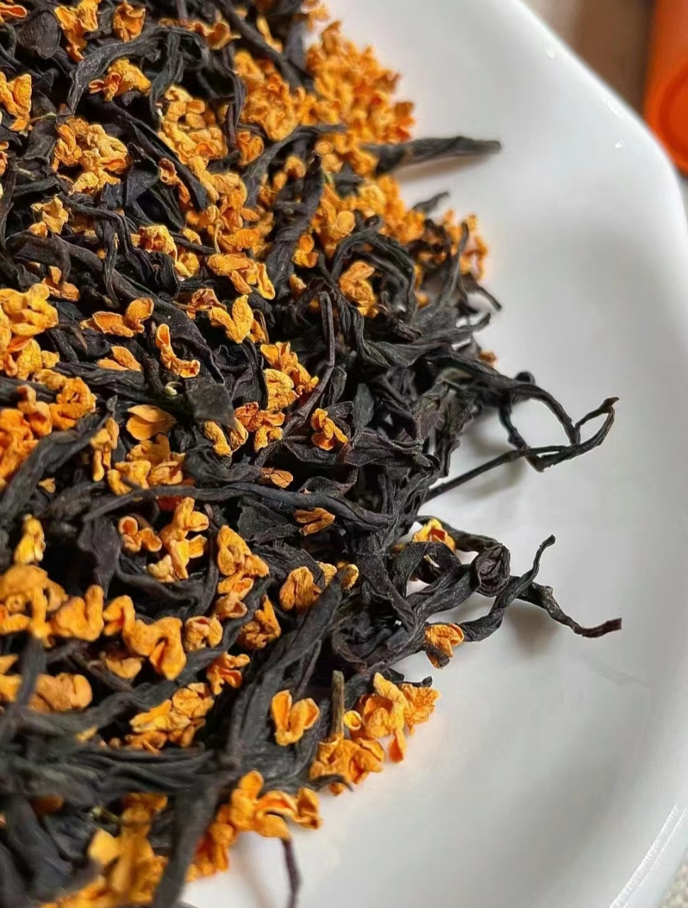 今天的茶时特别,我品尝了颜值极高的桂花红茶,它不仅令味蕾沉醉,更是