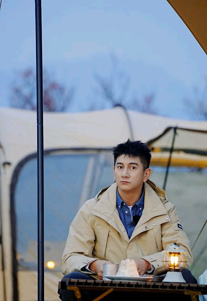 吴奇隆在漳州录制追星星的人,他这次搭配的很显年轻,看上去也格外的