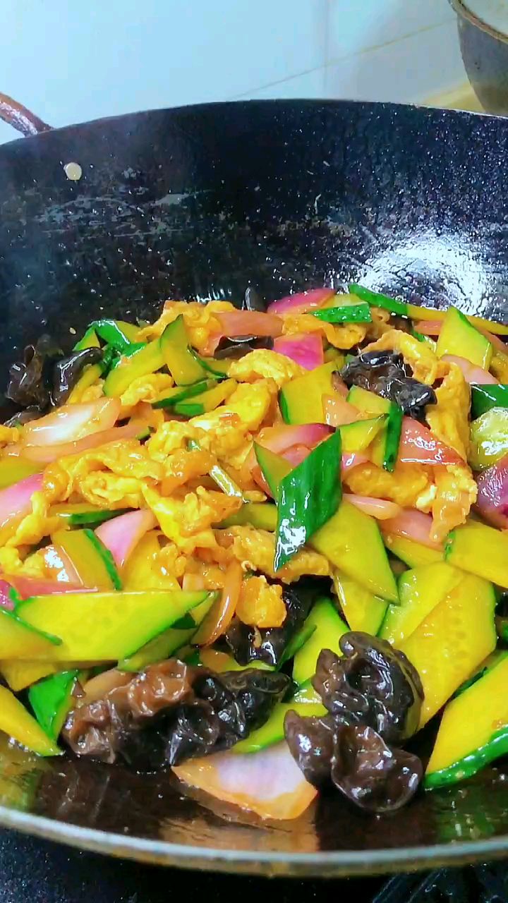黄瓜鸡蛋炒洋葱好吃下饭家常菜