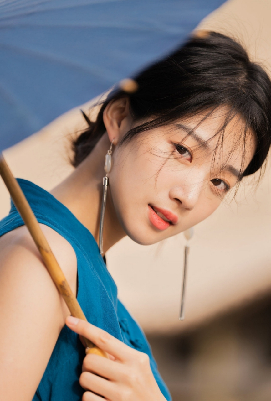 清纯妩媚,楚楚动人的#卢昱晓# 回眸一笑百媚生,六宫粉黛无颜色.