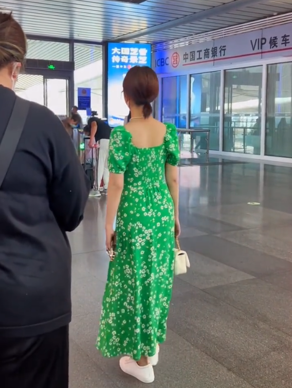 回顾:谭松韵现身济南西站,身穿一袭清新绿色长裙,令人心生喜爱