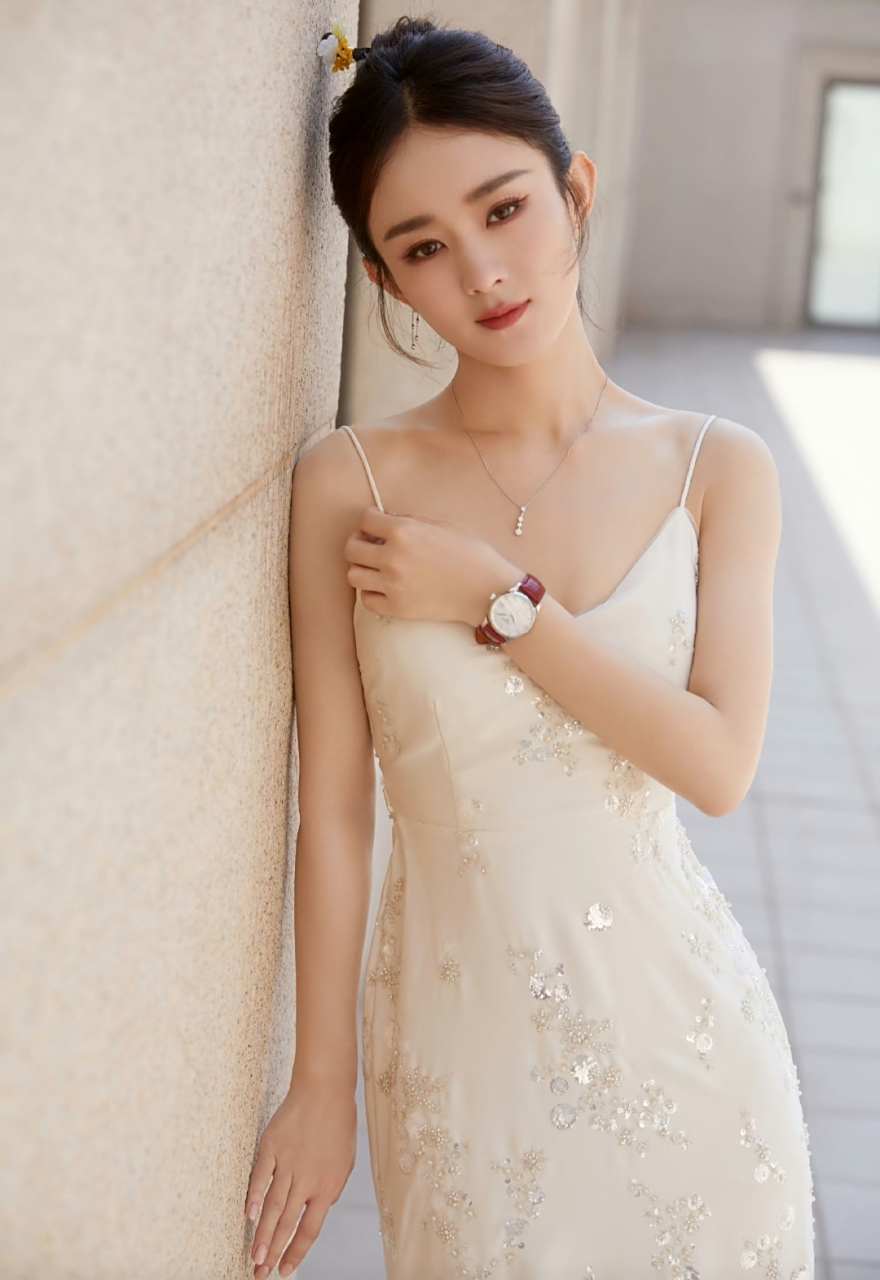 赵丽颖好美,一袭吊带长裙搭配简约盘发,端庄秀丽,明艳动人,温柔中又带