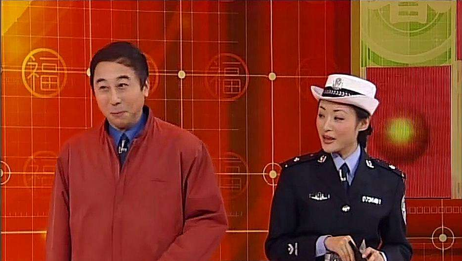 冯巩的春晚女搭档,闫学晶合作次数最多,周涛演靓丽警花