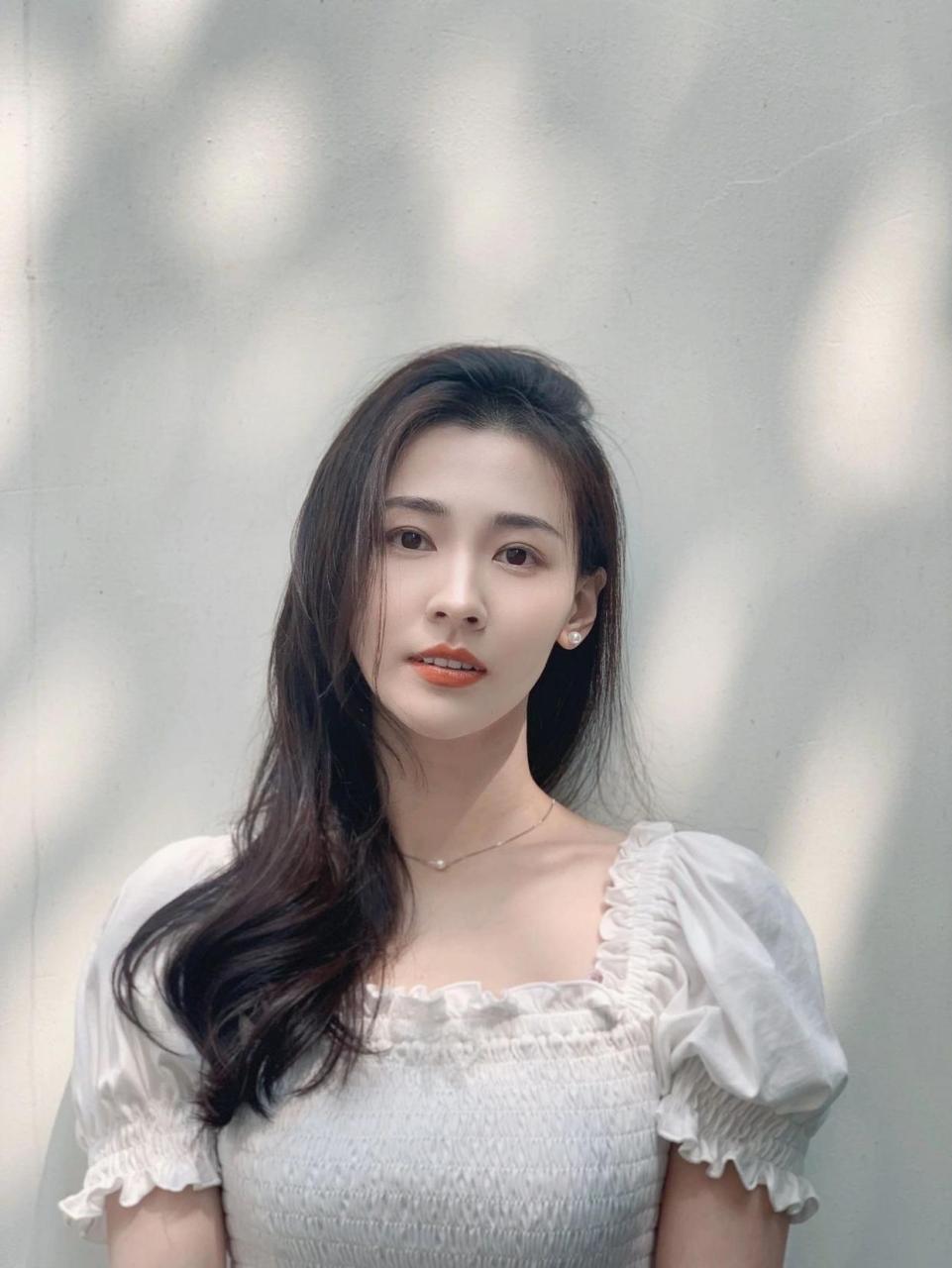 美女演员丁笑滢,五官端正,清新甜美,好美的姑娘