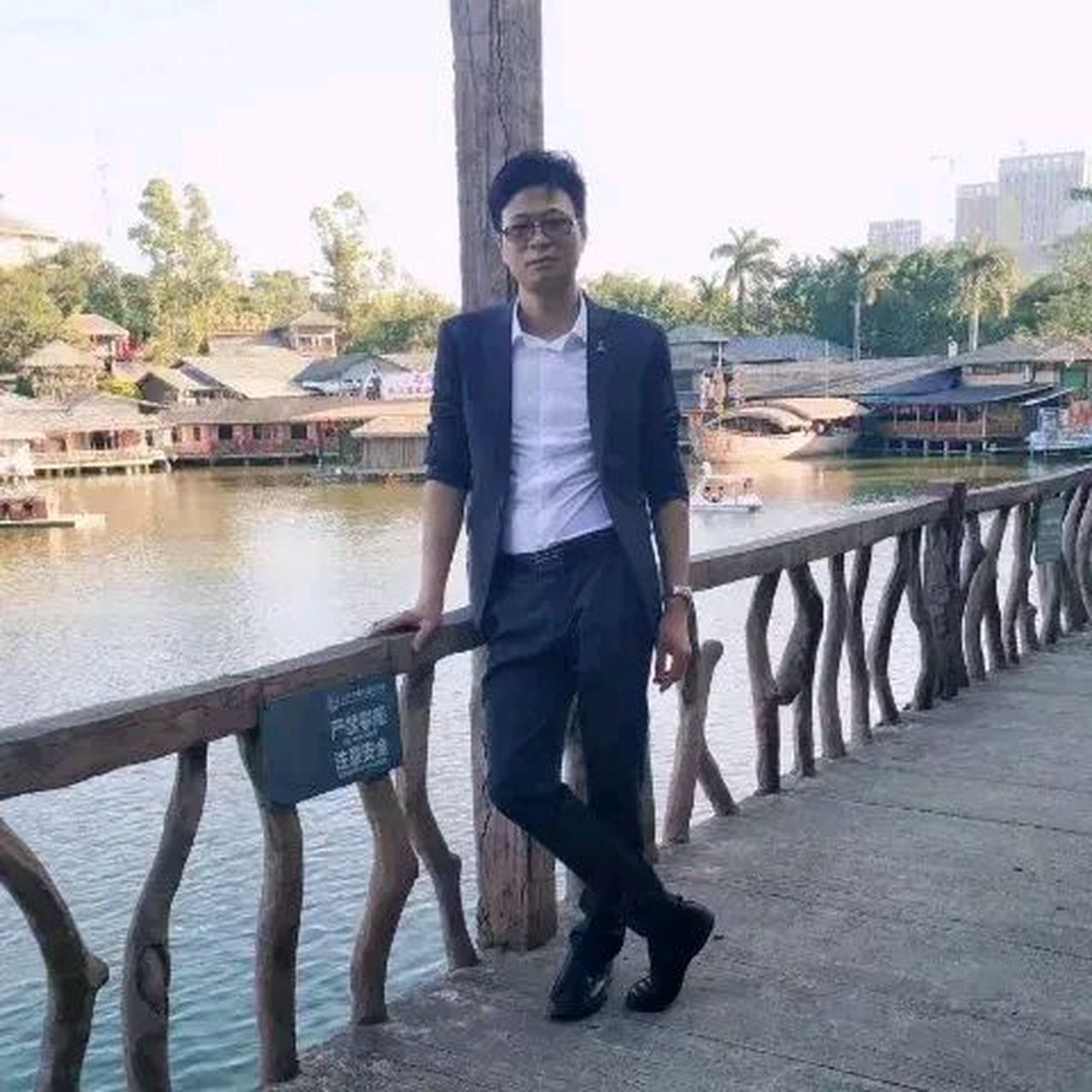 图片上这位小伙子的真实生活状态 1.86年的我今年已经是37 岁了. 2.