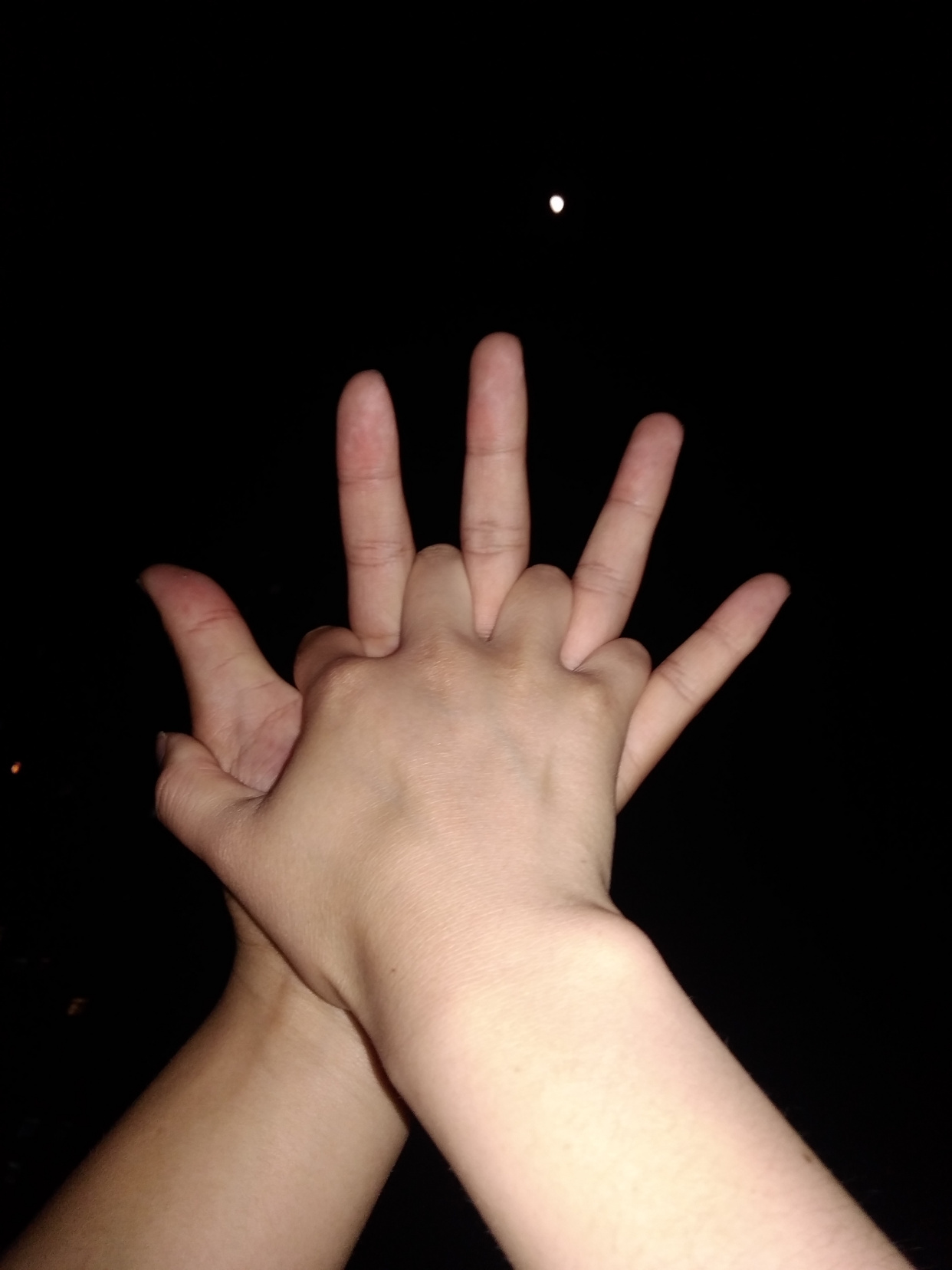 最美不过十指相扣的爱情