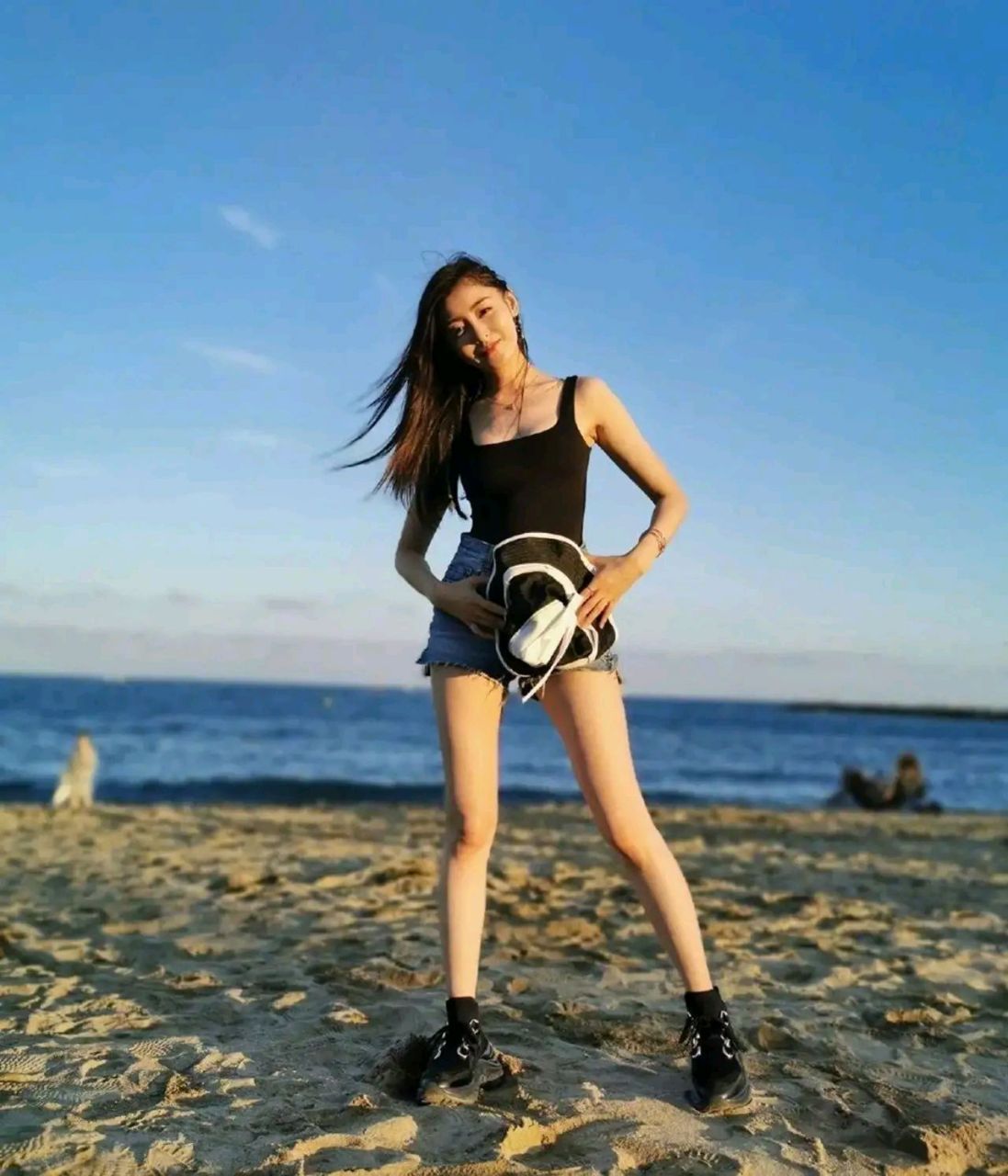 明星沙滩性感比基尼# 张天爱沙滩写真照片,黑色紧身背心凸显出凹凸