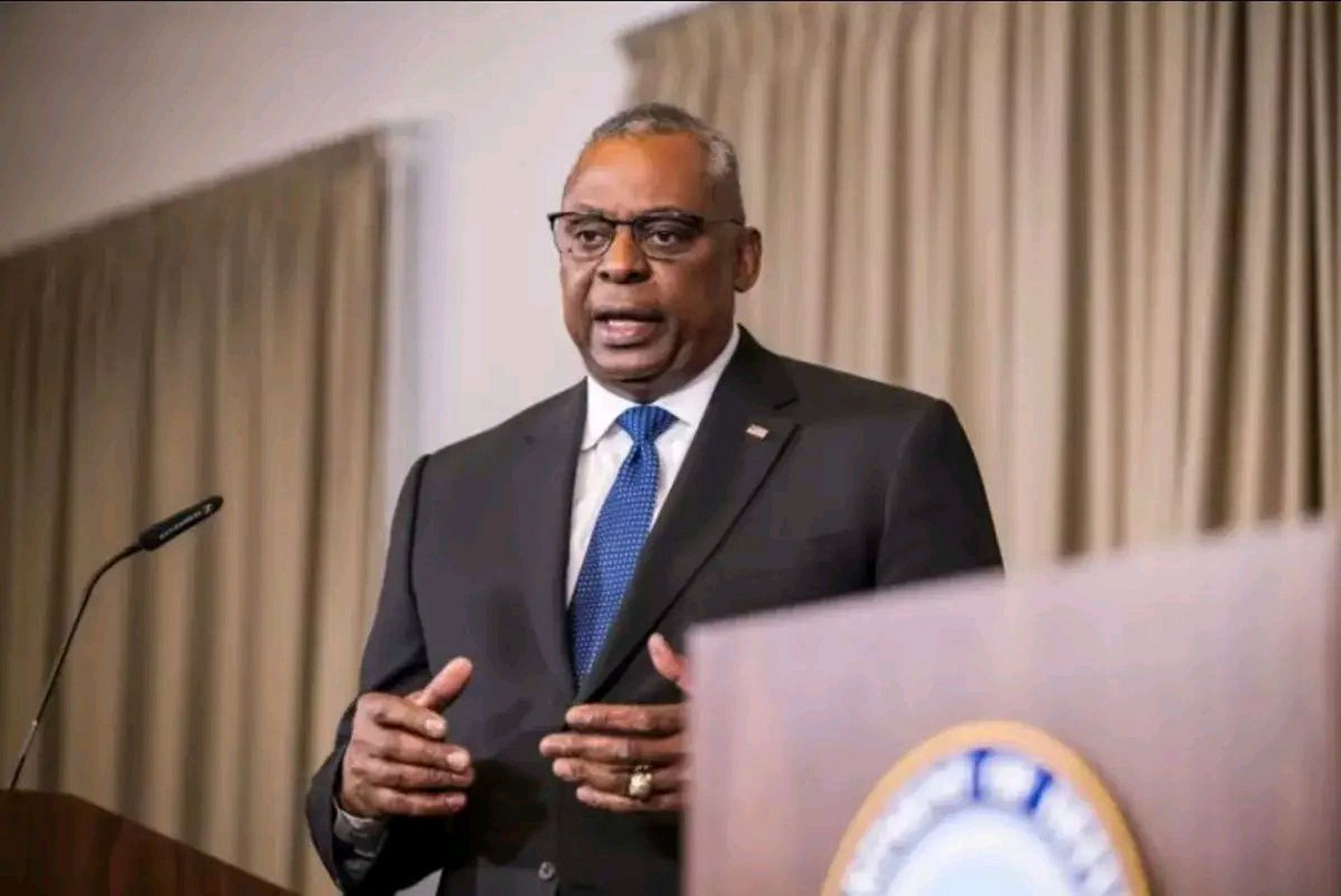 美国黑人防长奥斯汀威胁中国:敢向沙特出售052de导弹驱逐舰的话,就