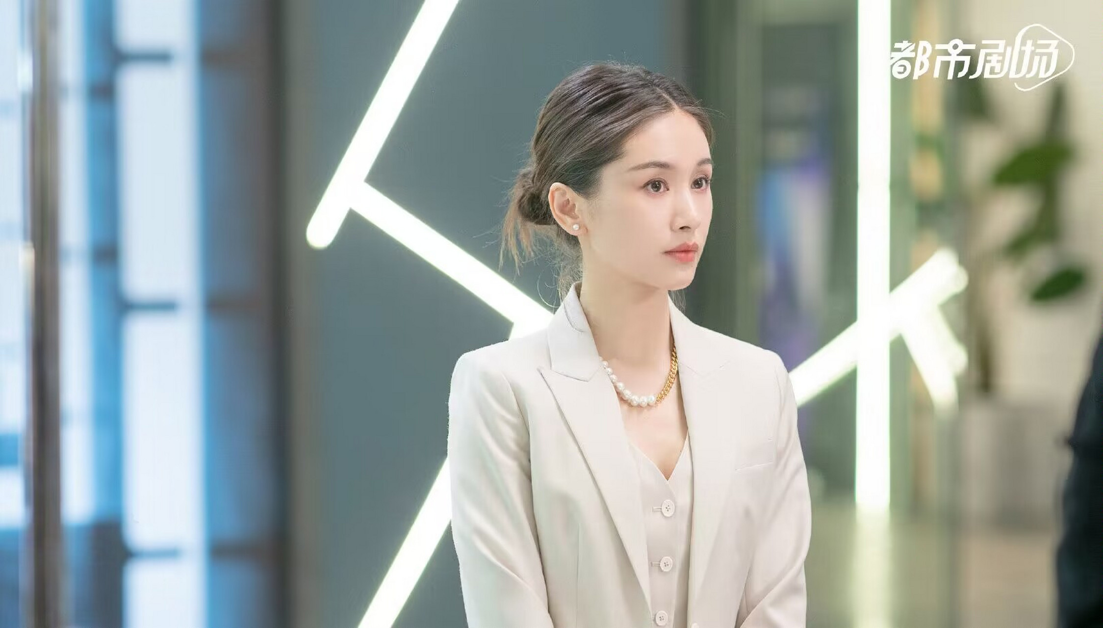 王子文在《甜小姐与冷先生》剧中表现真的泰飒辣,工作时雷厉风行又美