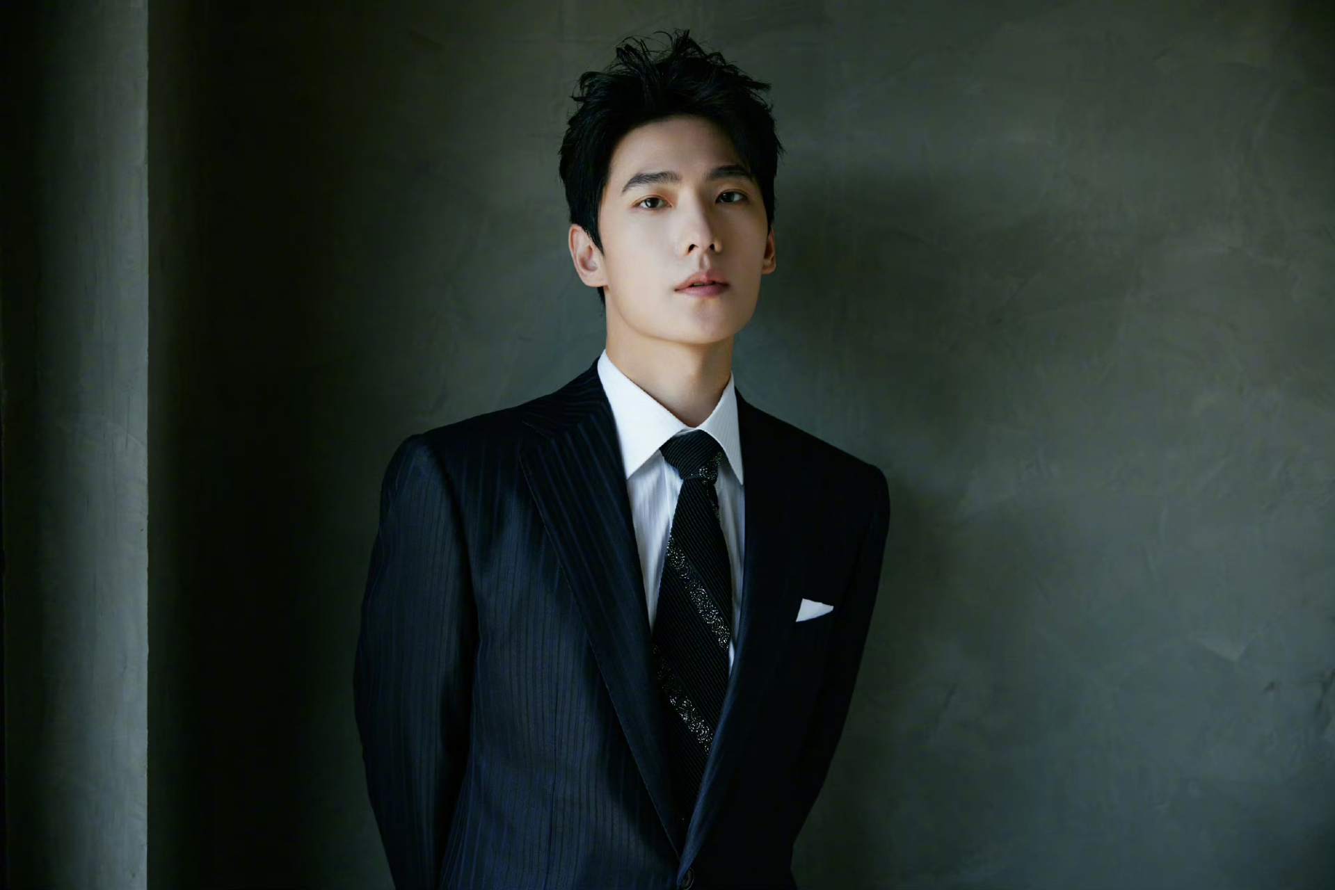 杨洋华表奖颁奖典礼造型,暗纹西服套装,系着亮片领带,俊朗帅气轮廓