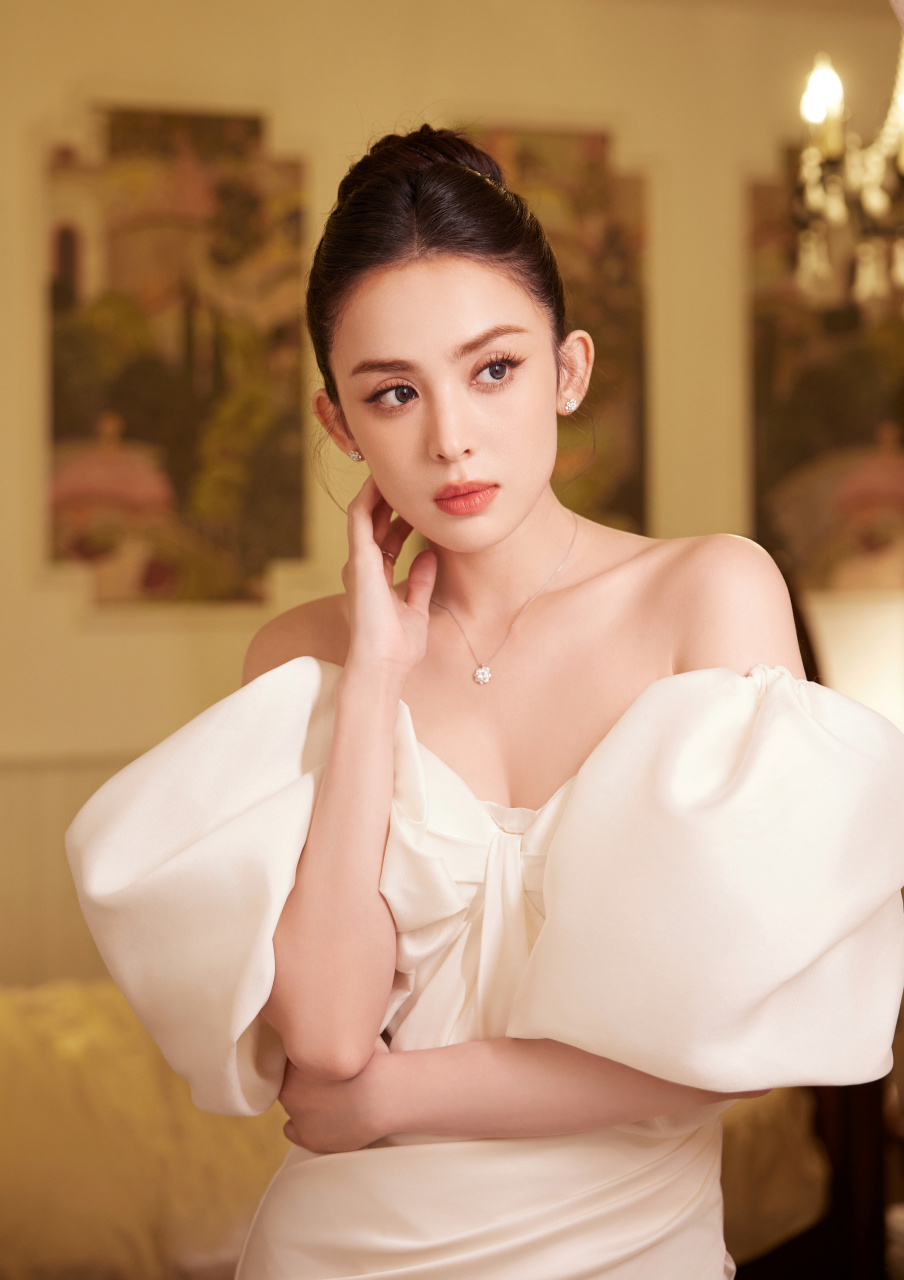 古力娜扎穿白色抹胸裙勾勒完美身材,五官精致立体散发迷人魅力.