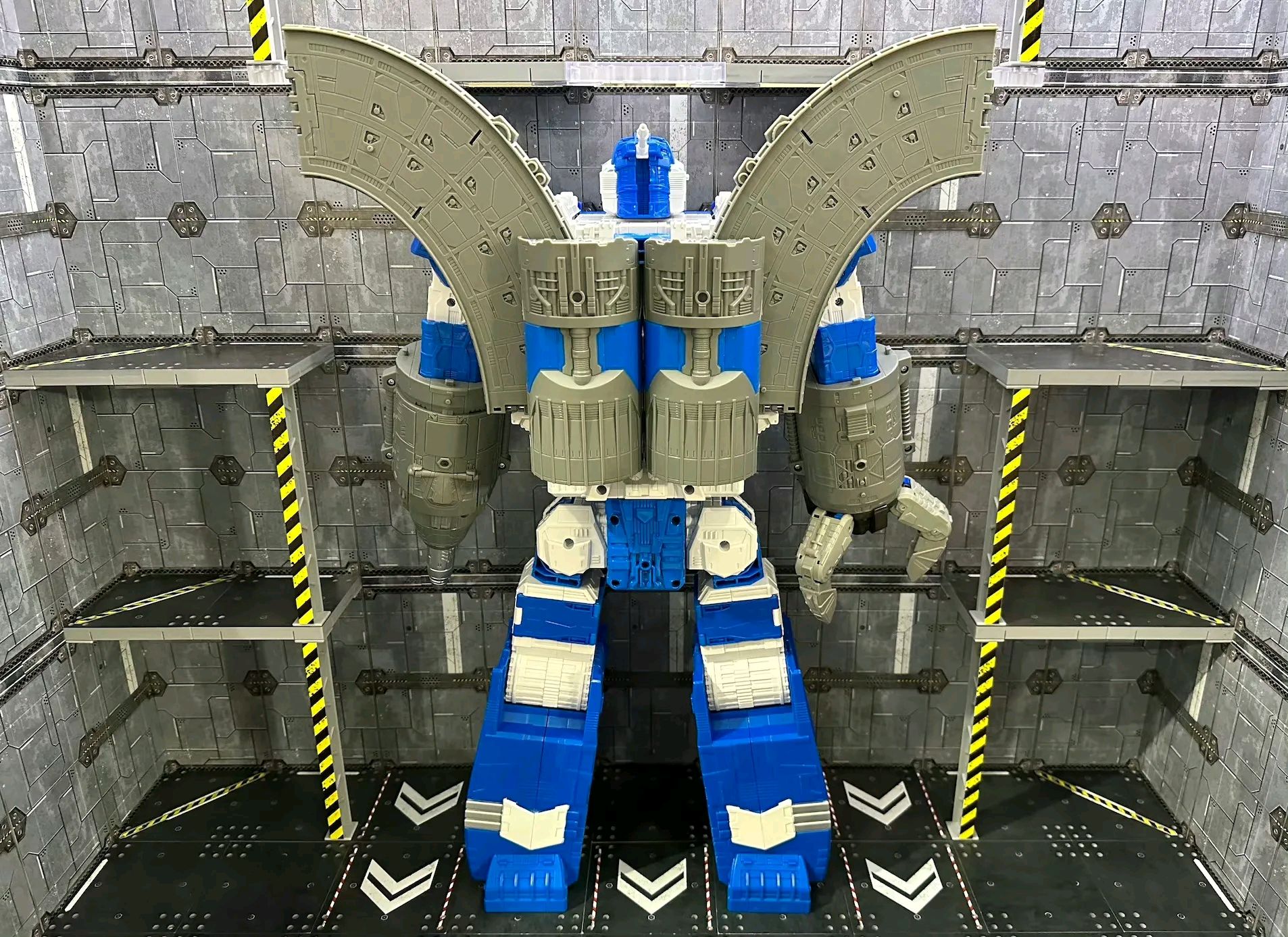 变形金刚 世代精选 传世进化:泰坦级 机器卫兵