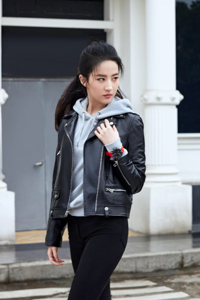 刘亦菲可甜可飒!高扎马尾穿机车皮衣叠加卫衣,机车风完美hold住