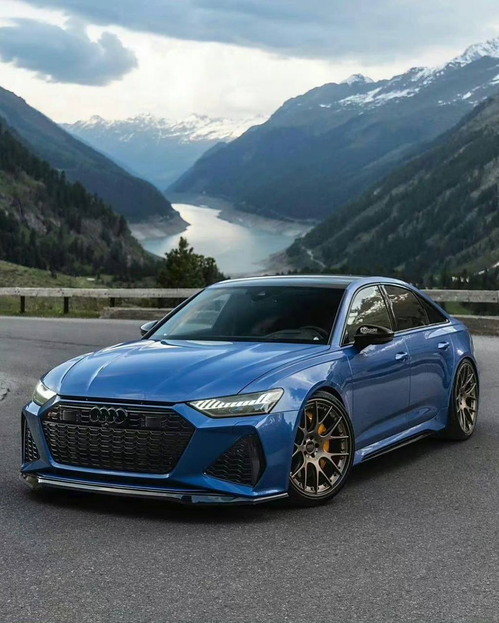 这就是那个很快的奥迪rs6吧 名字叫rs6 sedan 三箱版的 零百仅需2.