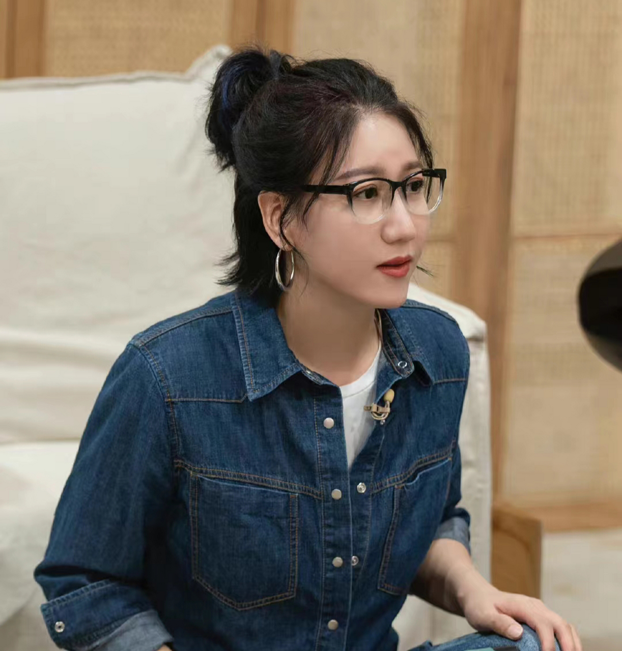 易立竞自从参加完《吐槽大会》后就不知不觉沦落为综艺咖了,一个不笑