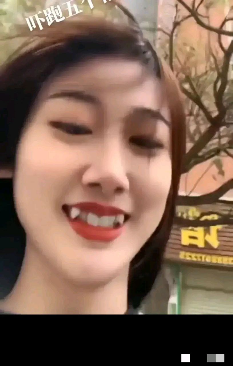 广东一位90后女生,因长了两颗吓人的僵尸牙,吓跑了