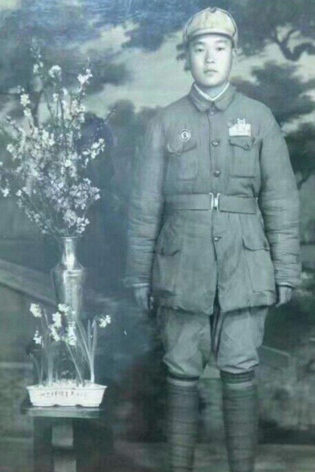 老照片:当年首长身边的保镖,看起来老实,实际上却是深藏不露