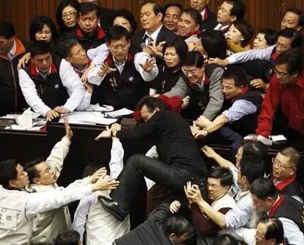 台湾议会斗殴,恶名昭彰,背后原来是这个原因