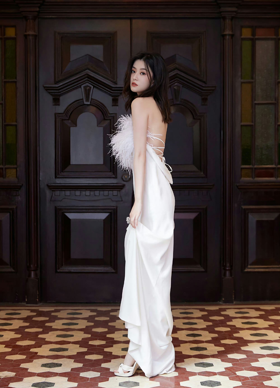 乔欣身穿一袭白色羽毛长裙,简直就是好贵优雅的白天鹅啊