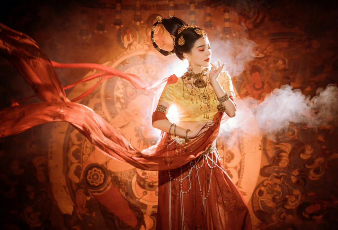 阿兰不愧是《浪姐2》颜值担当,身材比例很优越,穿汉服更是撩人