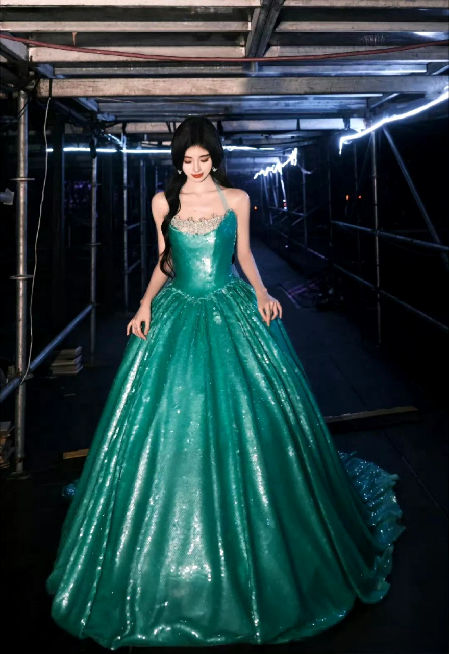 女星#鞠婧祎# 鞠婧祎,引发热议!  鞠婧祎在演唱会上,身穿的一袭华丽的