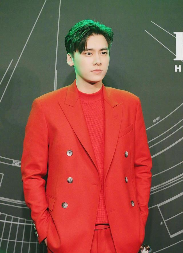 李易峰穿中国红西服可撩可飒,帅气逼人,衬出他白皙的皮肤