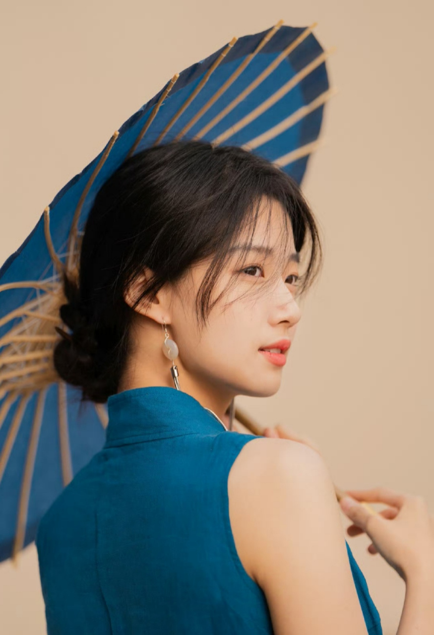 清纯妩媚,楚楚动人的#卢昱晓# 回眸一笑百媚生,六宫粉黛无颜色.