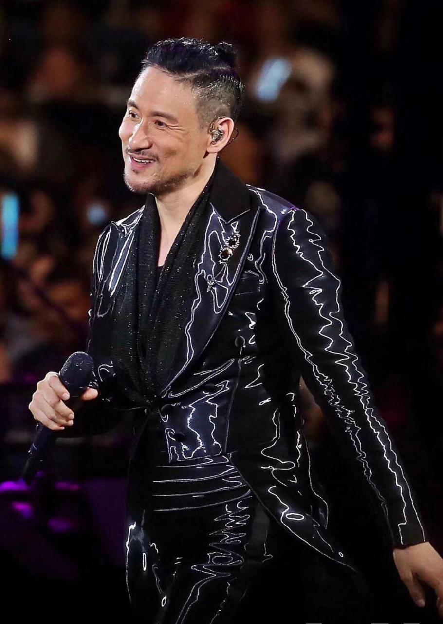 知名歌手,62岁的张学友在马来西亚场吉隆坡的演唱会上,他从一个舞台