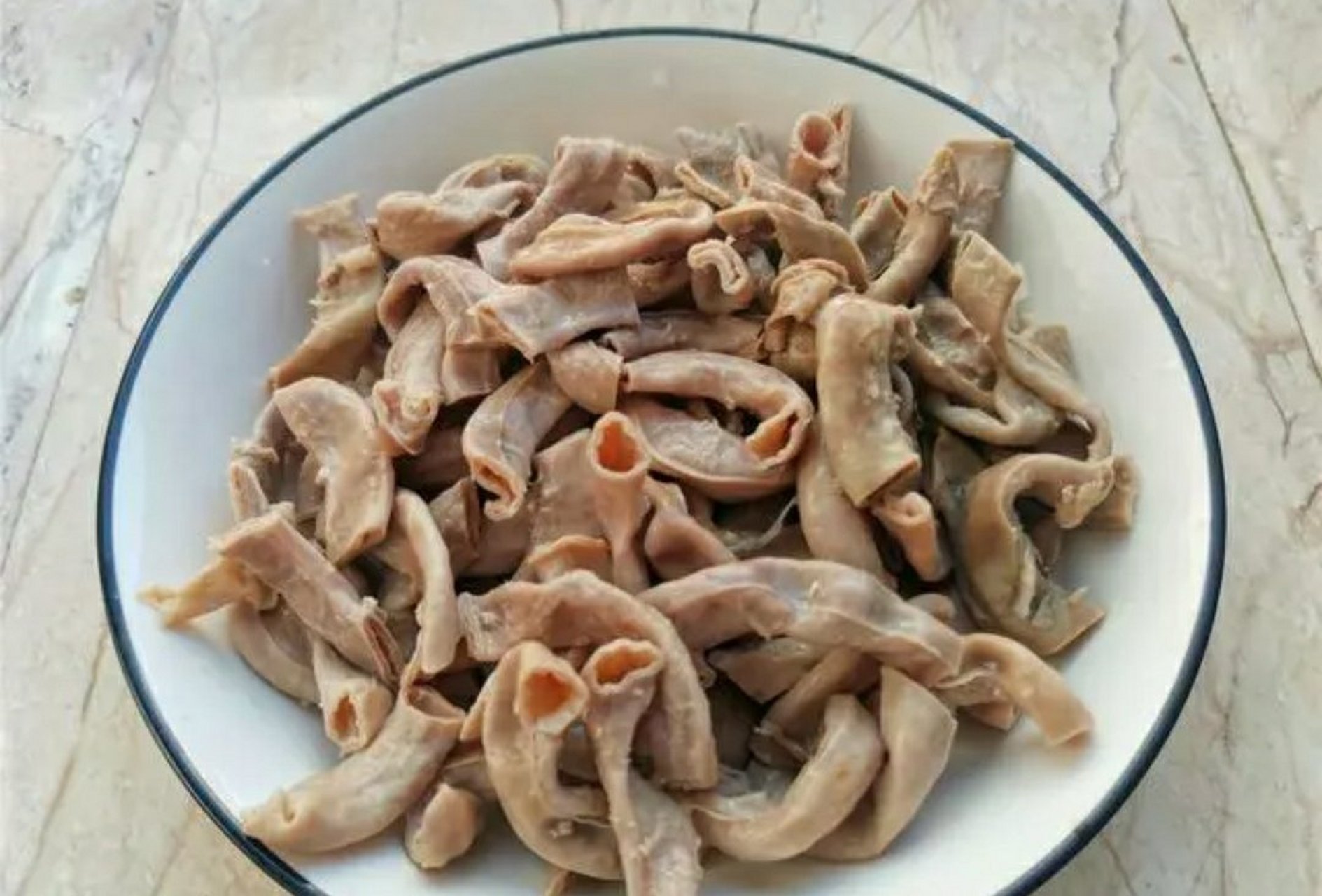 苦肠,对于喜欢吃猪下水的人来说非常熟悉,猪苦肠主要指的是猪小肠.