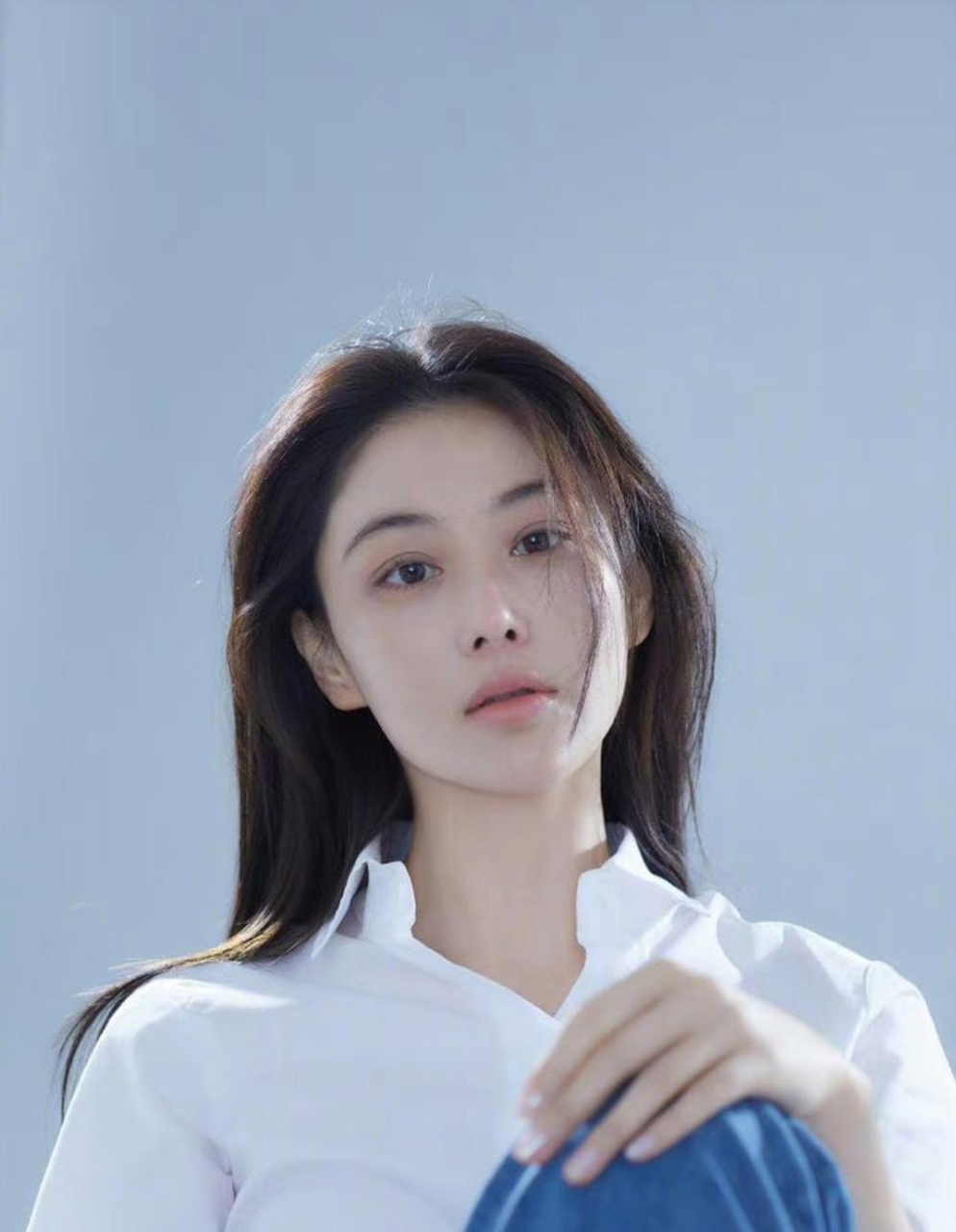 张馨予这淡妆晶莹剔透,太美了,看她清新淡雅长发飘飘,温婉动人!