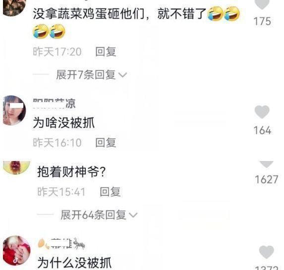 张庭夫妇出现机场,林瑞阳慌慌张张的抱着行李箱,低着头不看镜头